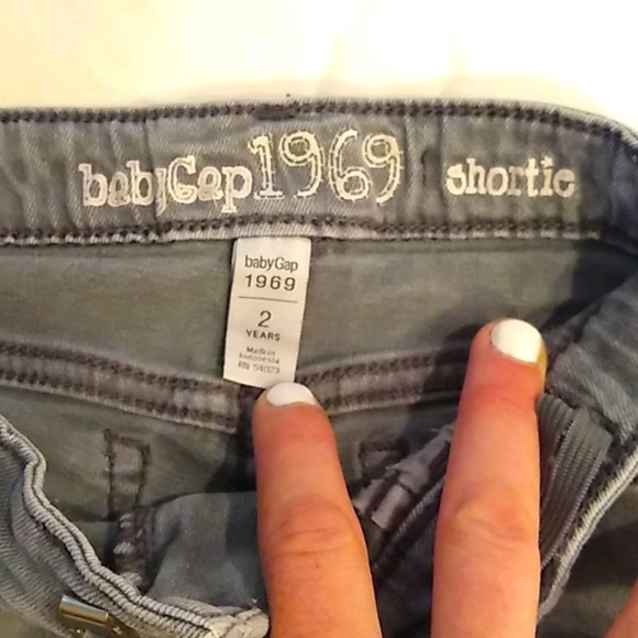 Baby Gap size 2 denim shorts - Picture 3 of 3